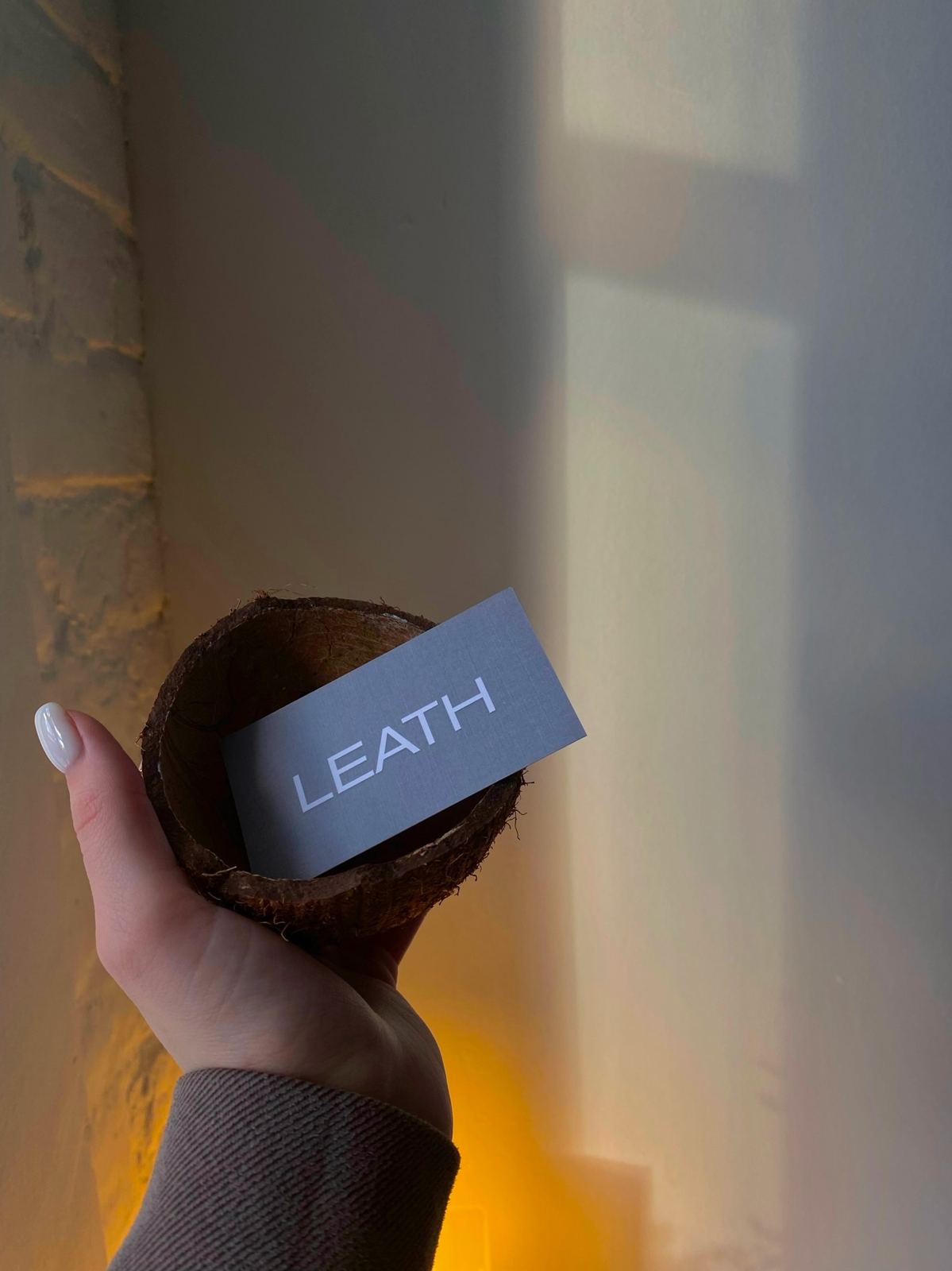 Визитка LEATH в руке